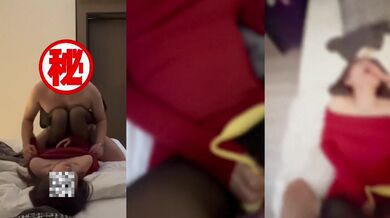 让老婆含着一个假鸡巴被干，她说她有种真的在3p的错觉，做爱的时候稍微说一句她被别人干，立刻就淫水泛滥